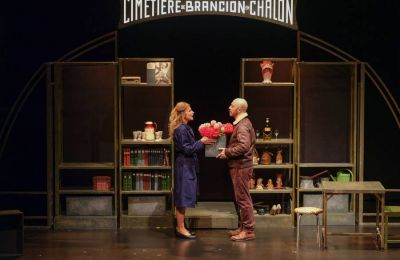 Changer l'eau des fleurs